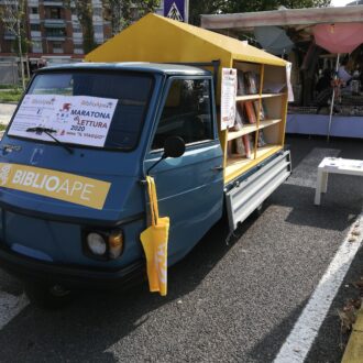 Ape Piaggio allestita da biblioteca