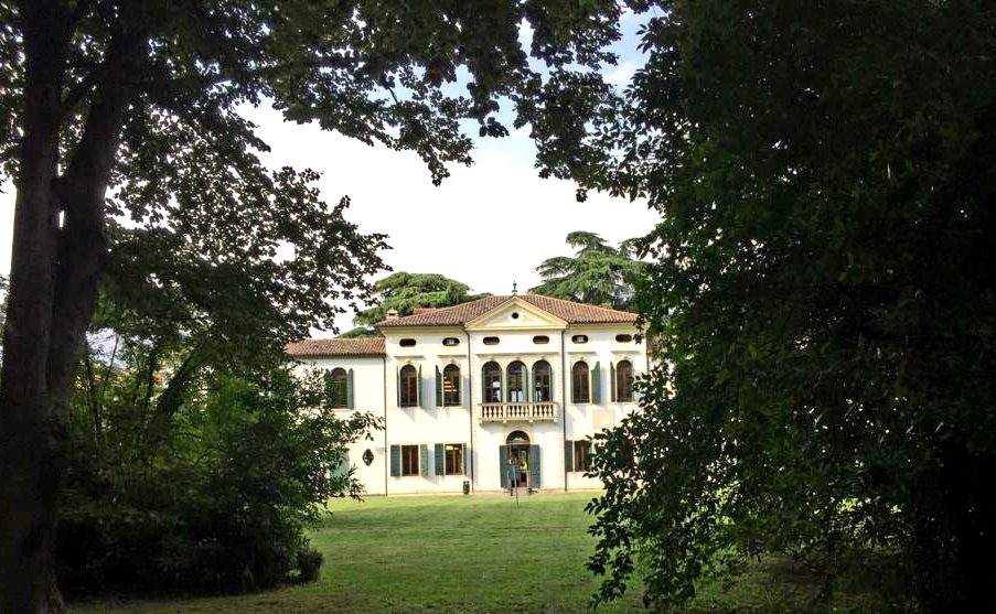 Vista di Villa Simion dal parco